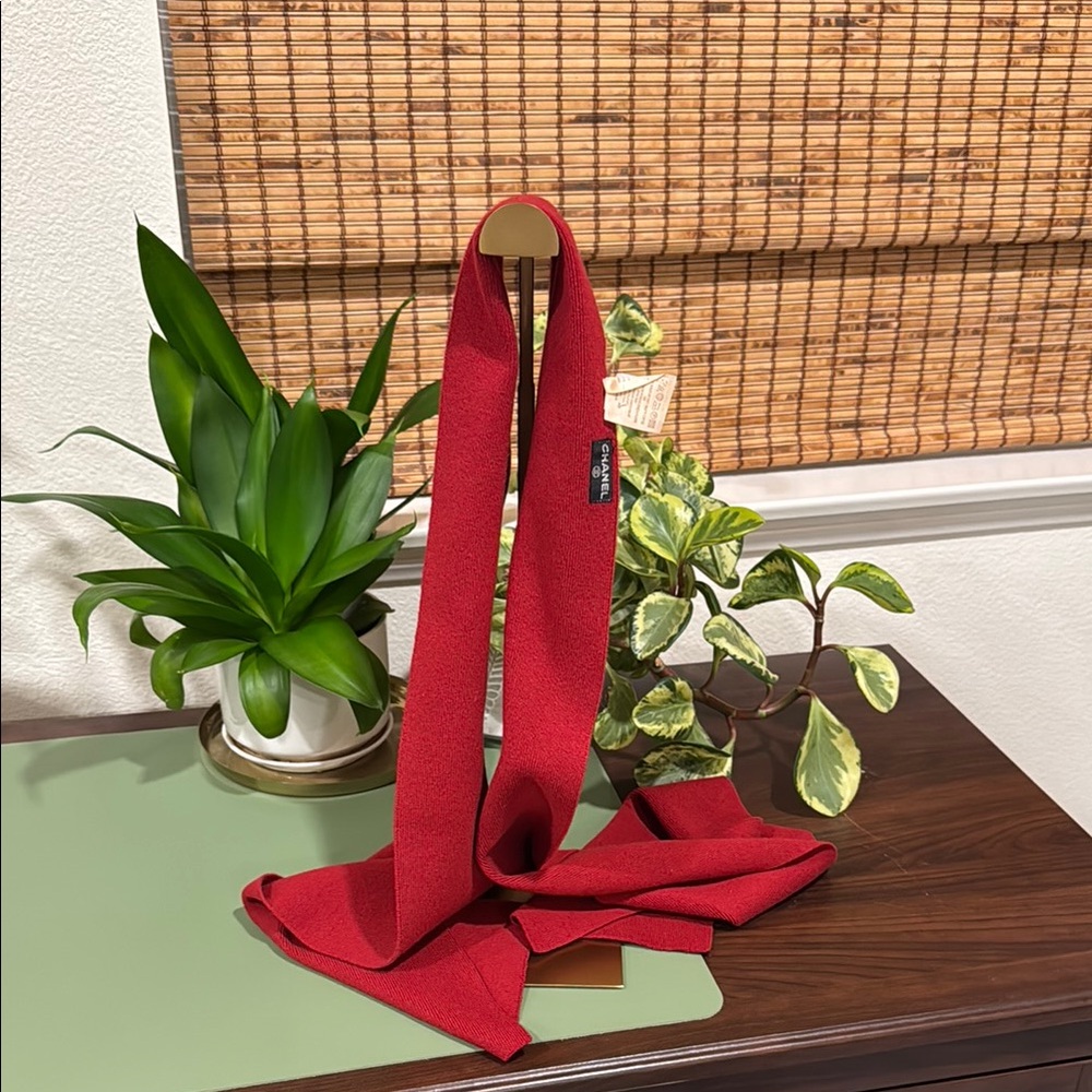 CHANEL Vintage Red 💯 cashmere scarf 🧣 (70 x 7 inch)